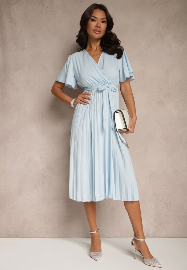 Renee - Jasnoniebieska Sukienka Wiązana w Talii z Plisowaniem na Dole Dorseki. Kolor: niebieski. Materiał: materiał, tkanina. Styl: elegancki