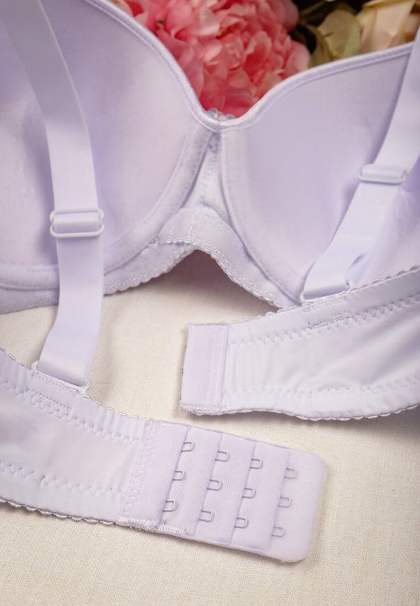 Renee - Biały Biustonosz Full Cap Ozdobiony Koronką z Odpinanymi Ramiączkami Rillana. Kolor: biały. Materiał: koronka. Rodzaj stanika: odpinane ramiączka. Wzór: koronka, aplikacja