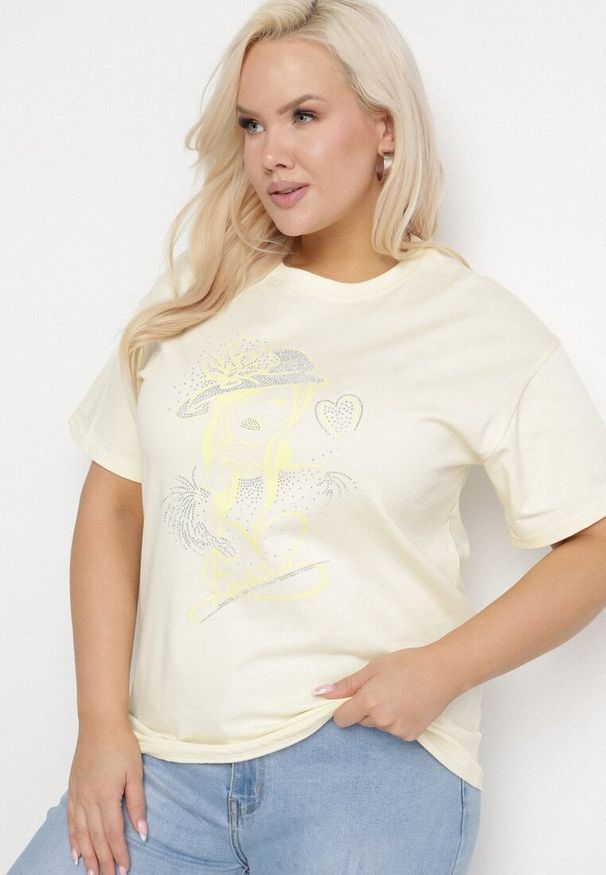 Born2be - Jasnożółty T-shirt z Bawełny z Cyrkoniowym Nadrukiem Sovtebia. Okazja: na co dzień. Kolor: żółty. Materiał: bawełna. Wzór: nadruk. Sezon: lato. Styl: casual, klasyczny