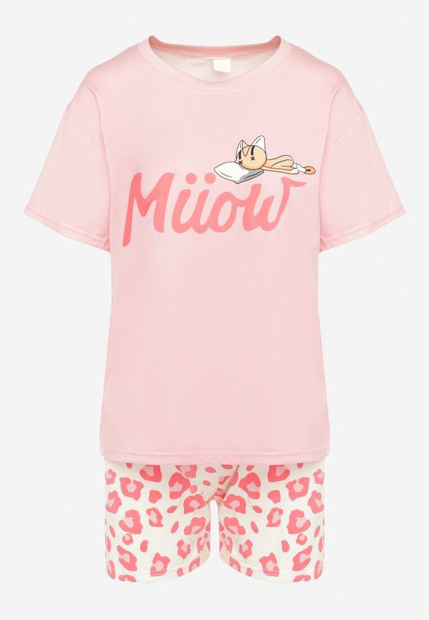 Renee - Jasnoróżowy Komplet Piżamowy T-shirt z Nadrukiem i Proste Spodnie w Cętki i Szorty Nirelsa. Kolor: różowy. Wzór: nadruk