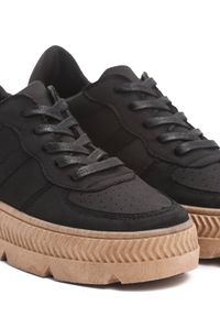 Renee - Czarne Sneakersy z Perforacją na Żłobionej Podeszwie Riparian Rights. Kolor: czarny. Materiał: skóra. Obcas: na platformie #7