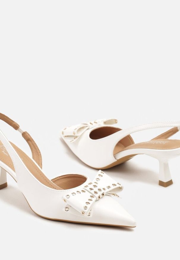 Renee - Białe Sandały Slingback na Kaczuszce Zdobione Kokardą z Nitami Rizonna. Okazja: na co dzień. Kolor: biały. Wzór: aplikacja. Obcas: na szpilce. Styl: elegancki, klasyczny, casual. Wysokość obcasa: średni