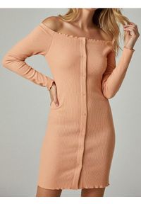 Sinsay - Prążkowana sukienka midi hiszpanka z guzikami - pomarańczowy. Typ kołnierza: dekolt hiszpanka. Kolor: pomarańczowy. Materiał: prążkowany. Długość: midi #1