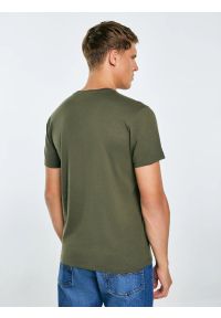Big-Star - Koszulka męska z nadrukiem khaki Mifer 303. Okazja: na co dzień. Kolor: zielony. Materiał: bawełna. Długość rękawa: krótki rękaw. Długość: krótkie. Wzór: nadruk. Styl: klasyczny, sportowy, casual #6