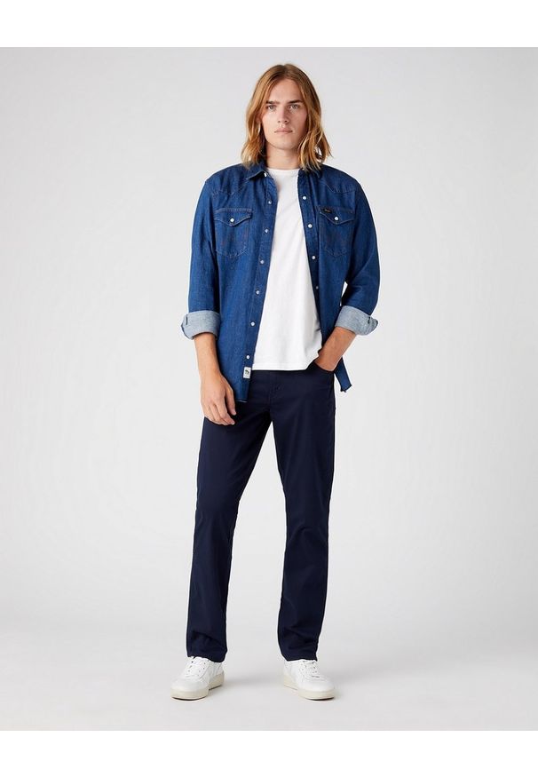Wrangler - WRANGLER TEXAS SLIM MĘSKIE SPODNIE MATERIAŁOWE NAVY W12SEA114 112145790