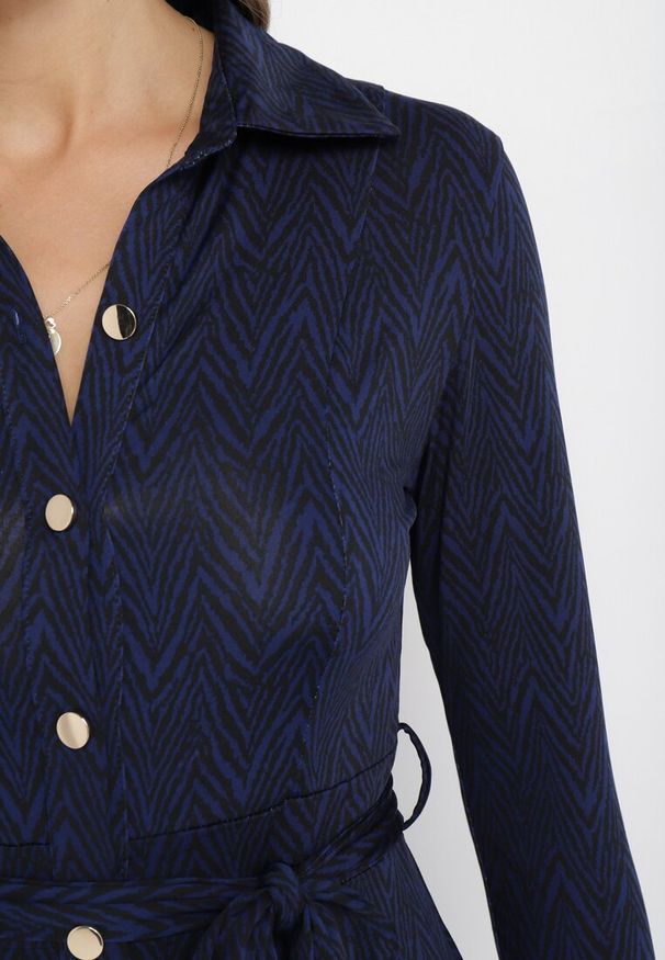 Born2be - Granatowa Rozkloszowana Sukienka Koszulowa z Wiązanym Paskiem Cheresin. Kolor: niebieski. Materiał: materiał. Typ sukienki: koszulowe. Długość: midi