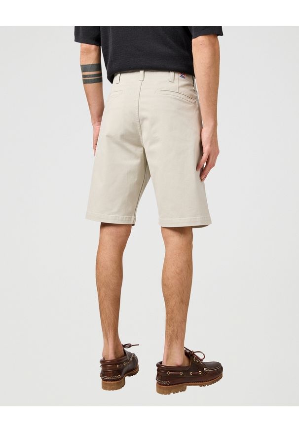 Wrangler - MESKIE SPODENKI WRANGLER CJ CHINO SHORTS PELICAN 112362919