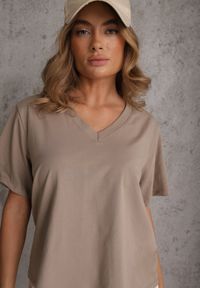 Renee - Beżowy T-shirt Bawełniany z Dekoltem w V Adozixie. Okazja: na co dzień. Kolor: beżowy. Materiał: bawełna. Styl: street, casual #8