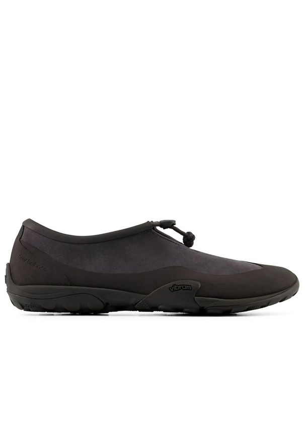 Buty unisex New Balance Minimus MT10T364 - czarne. Zapięcie: bez zapięcia. Kolor: czarny. Materiał: zamsz, materiał, syntetyk, guma. Szerokość cholewki: normalna. Sport: bieganie