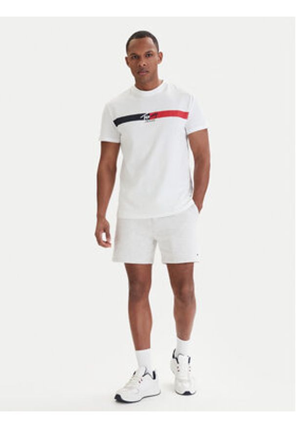 Tommy Jeans T-Shirt DM0DM22539 Biały Regular Fit. Kolor: biały. Materiał: bawełna