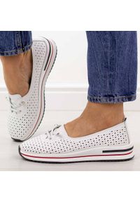 Białe ażurowe skórzane półbuty damskie S.Barski 7044. Okazja: na co dzień. Kolor: biały. Materiał: skóra. Szerokość cholewki: normalna. Wzór: ażurowy. Sezon: wiosna, jesień, lato. Styl: casual, klasyczny, wakacyjny #1