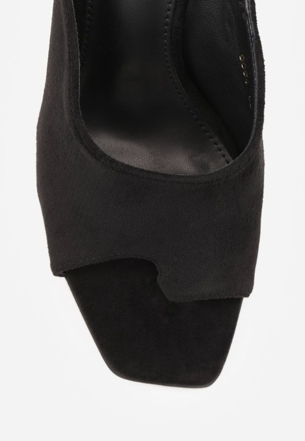 Renee - Czarne Klapki na Szpilce z Paskiem na Duży Palec Azata. Okazja: na co dzień. Kolor: czarny. Materiał: jeans. Obcas: na szpilce. Styl: casual