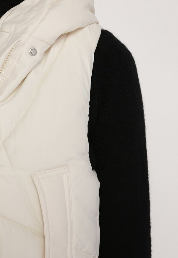 Born2be - Jasnobeżowa Długa Kamizelka z Nieodpinanym Kapturem i Wsuwanymi Kieszeniami Almanessa. Kolor: beżowy. Długość: długie. Wzór: aplikacja