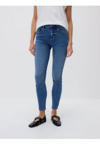 Reserved - Jeansy slim mid rise - niebieski. Kolor: niebieski