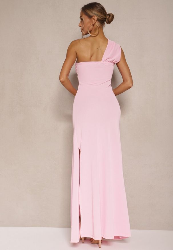 Renee - Różowa Asymetryczna Sukienka Koktajlowa Ozdobiona Metaliczną Aplikacją Divianis. Kolor: różowy. Wzór: aplikacja. Typ sukienki: asymetryczne. Styl: wizytowy