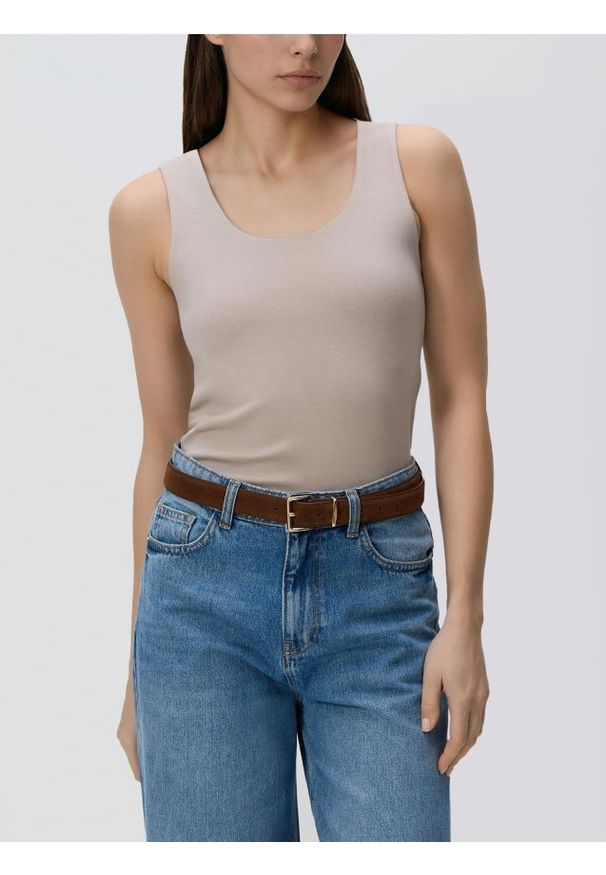 Reserved - Top z modalem - beżowy. Kolor: beżowy. Materiał: dzianina, bawełna