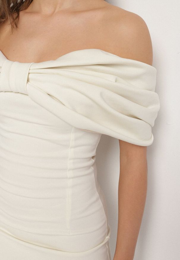 Born2be - Beżowa Taliowana Sukienka Dopasowana z Odsłoniętymi Ramionami i Drapowaniem Palamiria. Okazja: na randkę, na imprezę. Kolor: beżowy