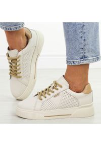 Beżowe skórzane sneakersy damskie Sergio Leone Sp103. Okazja: na co dzień. Zapięcie: sznurówki. Kolor: beżowy. Materiał: skóra. Sezon: wiosna, jesień, lato. Obcas: na platformie