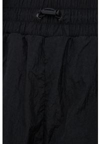 Calvin Klein Jeans szorty J20J218046.PPYY damskie kolor czarny z nadrukiem medium waist. Okazja: na co dzień. Stan: podwyższony. Kolor: czarny. Wzór: nadruk. Styl: casual #5