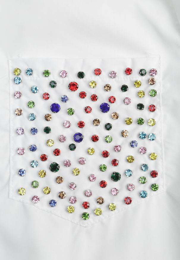 Renee - Biała Koszula z Kołnierzykiem i Kieszeniami Ozdobionymi Cyrkoniami Leridna. Okazja: na spotkanie biznesowe, na co dzień. Kolor: biały. Wzór: aplikacja. Styl: biznesowy, casual