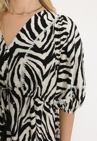 Born2be - Czarno-Biała Sukienka z Bawełny i Wiskozy w Abstrakcyjne Paski ze Sznurkiem w Talii Navarae. Okazja: na co dzień. Kolor: czarny. Materiał: bawełna, wiskoza. Wzór: paski. Typ sukienki: proste. Styl: wizytowy, casual #2