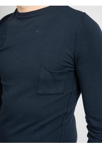 Trussardi Jeans - Trussardi Sweter "Serafino" | U11TRC0045 / Serafino | Mężczyzna | Granatowy. Okazja: na co dzień. Kolor: niebieski. Materiał: wiskoza, poliamid. Długość rękawa: długi rękaw. Długość: długie. Wzór: aplikacja. Styl: casual #7