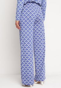 Born2be - Granatowe Szerokie Spodnie w Drobny Print z Kieszeniami Rosenta. Kolor: niebieski. Wzór: nadruk #6