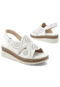 Sandały damskie S.Barski, cholewka ze skóry naturalnej licowej z perforacją z zapięciem na rzep, białe, GR61-5916. Zapięcie: rzepy. Kolor: biały. Materiał: skóra #5