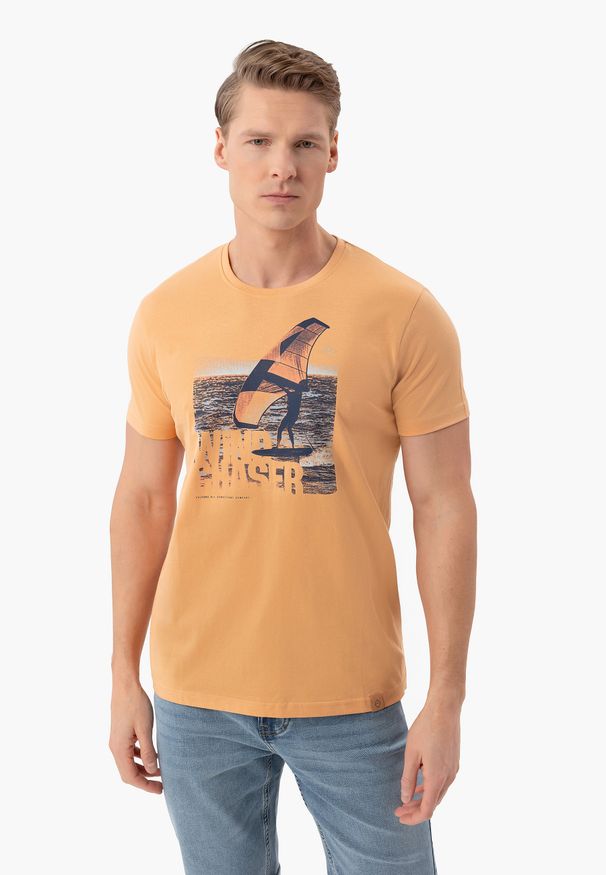 Volcano - T-shirt z nadrukiem T-FOIL. Okazja: na co dzień, na plażę. Materiał: bawełna, jeans, materiał. Długość rękawa: krótki rękaw. Długość: krótkie. Wzór: nadruk. Sezon: lato. Styl: casual, klasyczny, wakacyjny