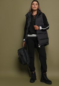 Born2be - Czarny Bawełniany Komplet Dresowy Bluza Kangurka i Spodnie z Lampasami Cantoe. Kolor: czarny. Materiał: bawełna, dresówka. Wzór: aplikacja #5