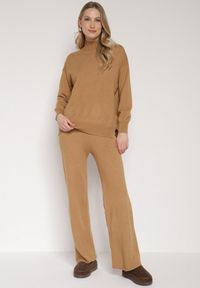 Born2be - Beżowy Klasyczny Dzianinowy Komplet z Wiskozą Szerokie Spodnie i Sweter Półgolf Reillena. Kolor: beżowy. Materiał: dzianina, wiskoza #1