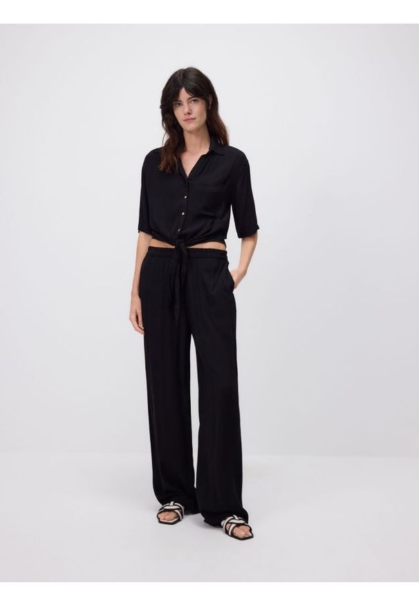 Reserved - Wiązana koszula z wiskozy - czarny. Kolor: czarny. Materiał: wiskoza