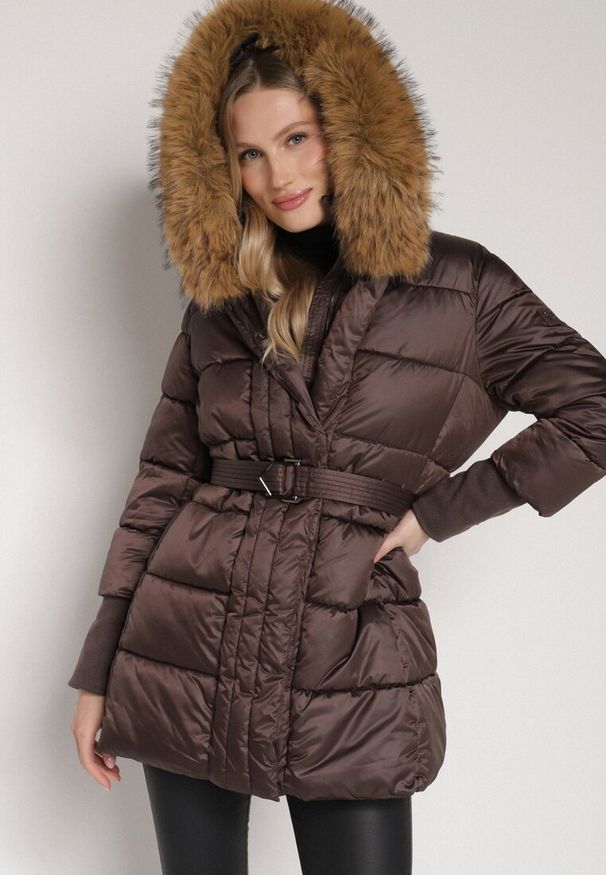 Born2be - Brązowa Kurtka z Pikowanymi Przeszyciami Paskiem i Kapturem z Futrem Lidanessa. Okazja: na co dzień. Kolor: brązowy. Materiał: futro. Styl: casual