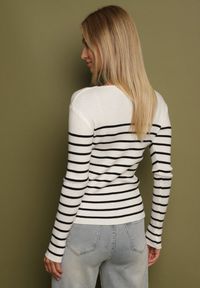 Born2be - Biała Bluzka z Bawełną w Paski Ozdobiona Guzikami Gelvila. Okazja: na co dzień. Kolor: biały. Materiał: bawełna. Wzór: aplikacja, paski. Styl: casual #4