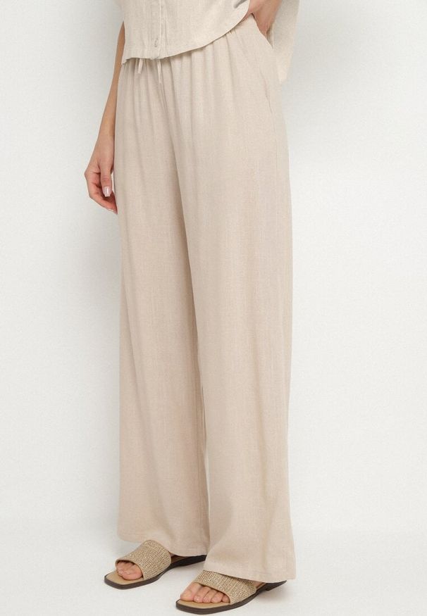 Born2be - Jasnobeżowe Szerokie Spodnie z Lnem z Gumką w Talii i Kieszeniami Filisela. Okazja: na co dzień, do pracy. Kolor: beżowy. Materiał: len. Styl: elegancki, casual