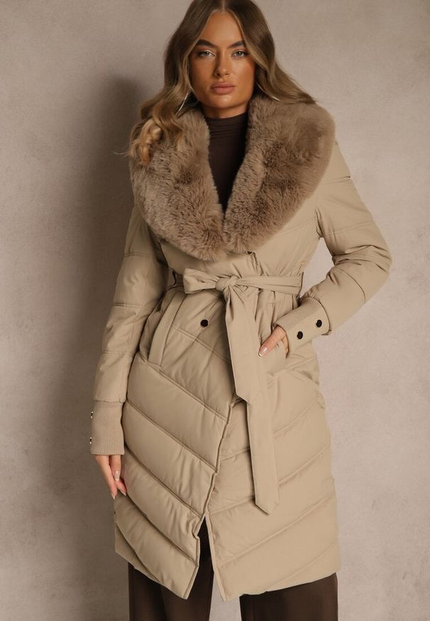 Renee - Beżowa Pikowana Kurtka o Eleganckim Kroju z Futerkiem i Wiązanym Paskiem Galinessa. Kolor: brązowy. Materiał: futro. Sezon: zima. Styl: elegancki