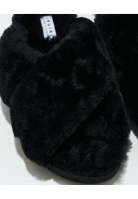 Inuikii - INUIKII - Czarne klapki z kożuchem. Kolor: czarny. Wzór: paski. Obcas: na płaskiej podeszwie