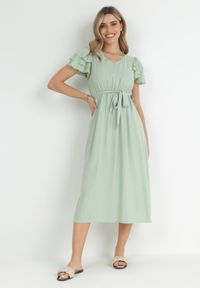 Born2be - Jasnozielona Sukienka Midi z Wiskozy z Gumką w Pasie i Materiałowym Paskiem Aricia. Okazja: na randkę, na uczelnię. Kolor: zielony. Materiał: wiskoza, materiał. Długość: midi #2