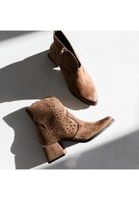 POTOCKI - Brązowe ażurowe botki damskie na obcasie Potocki 12757. Okazja: na co dzień, na spacer. Kolor: brązowy. Szerokość cholewki: normalna. Wzór: ażurowy. Materiał: zamsz. Sezon: wiosna, lato. Obcas: na obcasie. Styl: casual, elegancki. Wysokość obcasa: średni #1