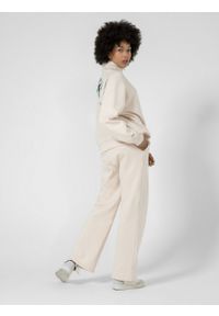outhorn - Szerokie spodnie dresowe damskie - kremowe. Kolor: kremowy. Materiał: dresówka. Wzór: haft