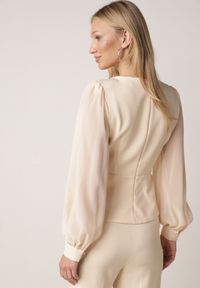 Born2be - Beżowa Bluzka Kopertowa VICES z Dekoltem V Bufiastymi Rękawkami i Zaakcentowanymi Ramionami Tine. Okazja: na co dzień, na komunię. Typ kołnierza: dekolt w kształcie V. Kolor: beżowy. Materiał: jeans. Długość rękawa: krótki rękaw. Styl: casual, elegancki #8
