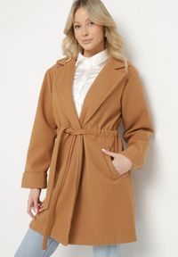 Born2be - Brązowy Płaszcz o Szlafrokowym Kroju z Marszczeniem w Talii i Wiązanym Paskiem Sartissa. Okazja: na co dzień. Kolor: brązowy. Materiał: jeans. Długość rękawa: długi rękaw. Długość: długie. Styl: casual, elegancki, klasyczny #1