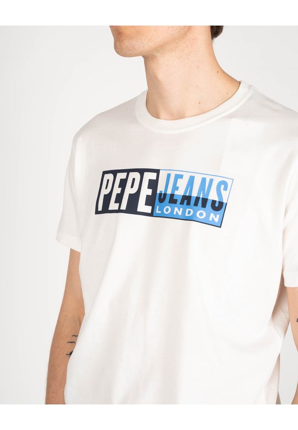 Pepe Jeans T-shirt "Gelu" | PM507757 | Gelu | Mężczyzna | Biały. Okazja: na co dzień. Kolor: biały. Materiał: bawełna. Wzór: aplikacja, nadruk. Styl: casual