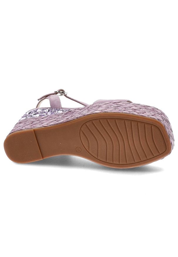 Fioletowe Sandały Alma En Pena Eleganckie Buty Damskie. Okazja: na co dzień. Zapięcie: sprzączka, pasek. Kolor: fioletowy. Szerokość cholewki: normalna. Materiał: zamsz, skóra. Sezon: lato. Obcas: na koturnie. Styl: elegancki. Wysokość obcasa: średni