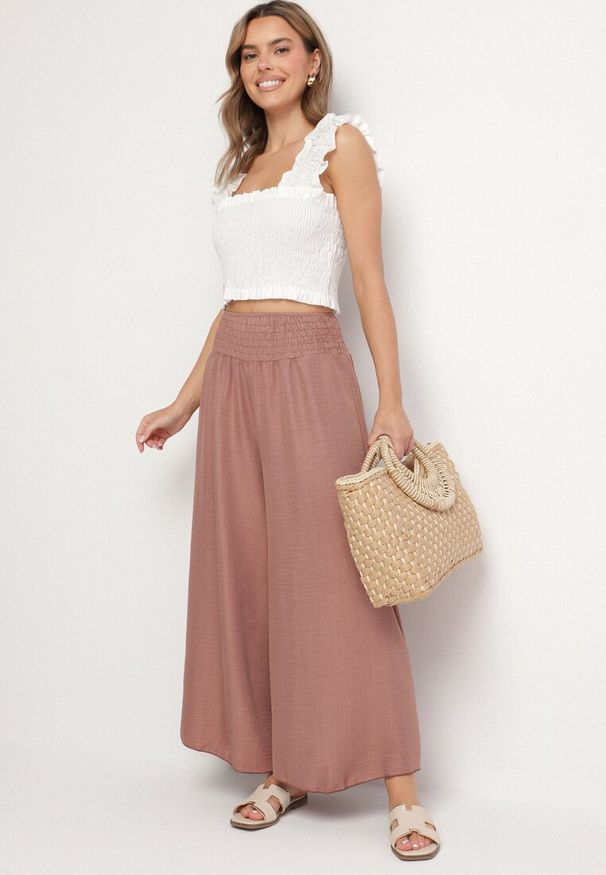 Born2be - Brązowe Spodnie o Szerokim Kroju z Wysokim Stanem i Elastyczną Talią Ralbia. Okazja: na co dzień. Stan: podwyższony. Kolor: brązowy. Styl: casual, elegancki, klasyczny