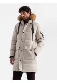 Ombre Clothing - Długa ciepła męska kurtka typu parka z kapturem – beżowa V5 OM-JALJ-0182 - XXL. Typ kołnierza: kaptur. Kolor: beżowy. Materiał: poliester, syntetyk, materiał, tkanina, futro. Długość: długie. Wzór: ze splotem, aplikacja, paski. Styl: elegancki