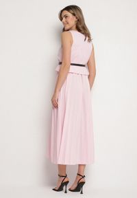 Born2be - Różowa Sukienka Bez Rękawów z Plisami i Paskiem z Klamrą Iffale. Okazja: na co dzień, na spacer. Kolor: różowy. Długość rękawa: bez rękawów. Styl: klasyczny, casual #5