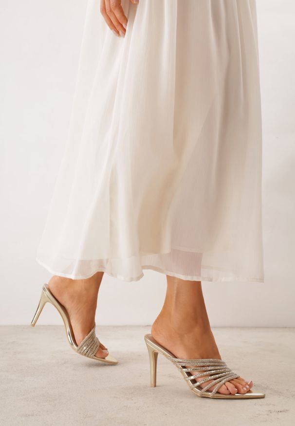 Renee - Złote Cyrkoniowe Klapki na Szpilce z Noskiem w Szpic Megenia. Kolor: złoty. Materiał: satyna. Wzór: aplikacja. Obcas: na szpilce. Wysokość obcasa: średni