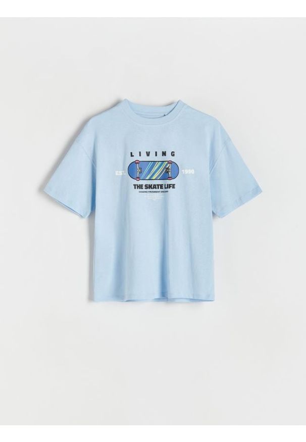 Reserved - T-shirt oversize z nadrukiem - jasnoniebieski. Kolor: niebieski. Materiał: dzianina, bawełna. Wzór: nadruk