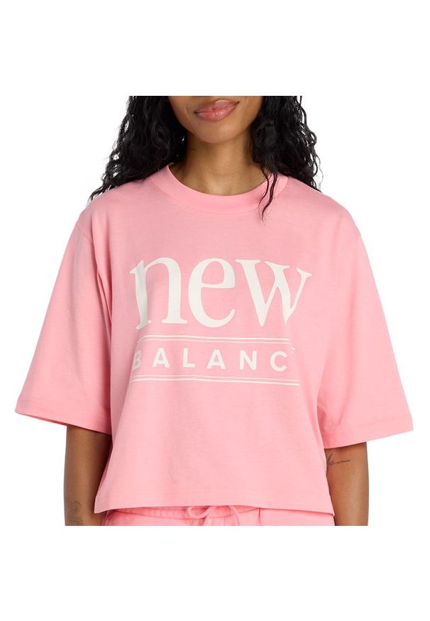 Koszulka damska New Balance WT61V5OPAA6 - różowa. Kolor: różowy. Materiał: materiał, bawełna. Długość rękawa: krótki rękaw. Długość: krótkie. Wzór: napisy